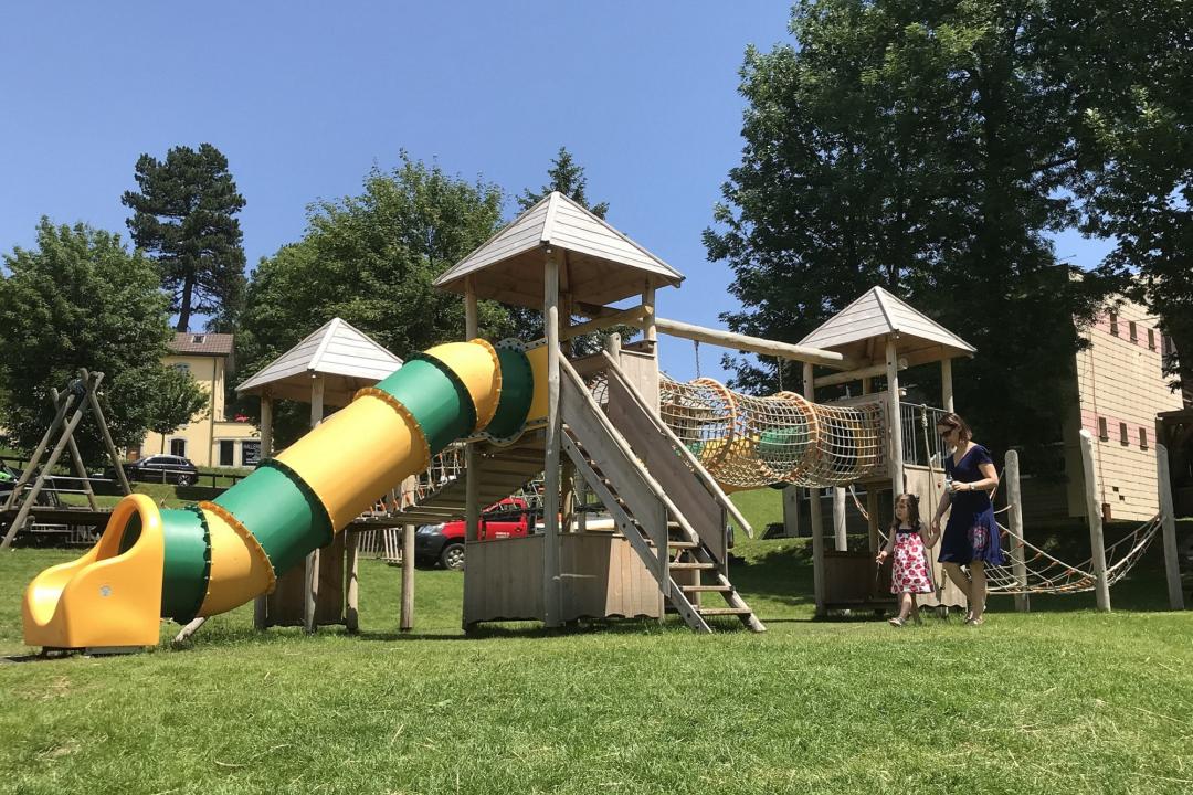 Kletterwelt mit Türmen – Abwechslungsreiche Spielanlage aus Edelkastanie in Saint-Cergue / Monde d’escalade avec tours – Aire de jeux variée en châtaignier suisse à Saint-Cergue