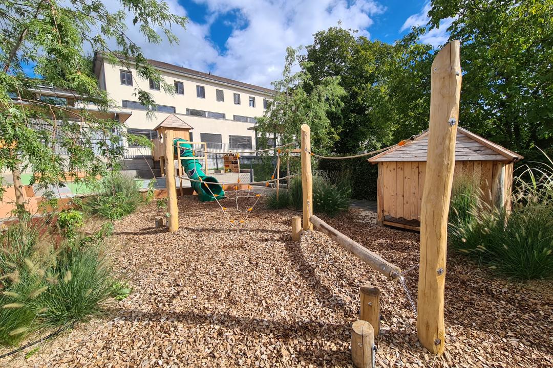 Spielanlage für Bewegung und Begegnung in Delémont / Aire de jeux pour le mouvement et la rencontre à Delémont