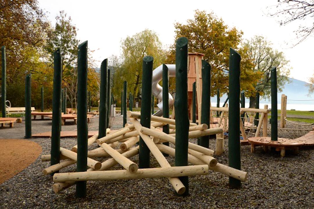 Erlebnis-Spielplatz am See – Naturnahes Spielen im Bonstettenpark Thun / Aire de jeux au bord du lac – Jeux proches de la nature au parc Bonstetten à Thoune