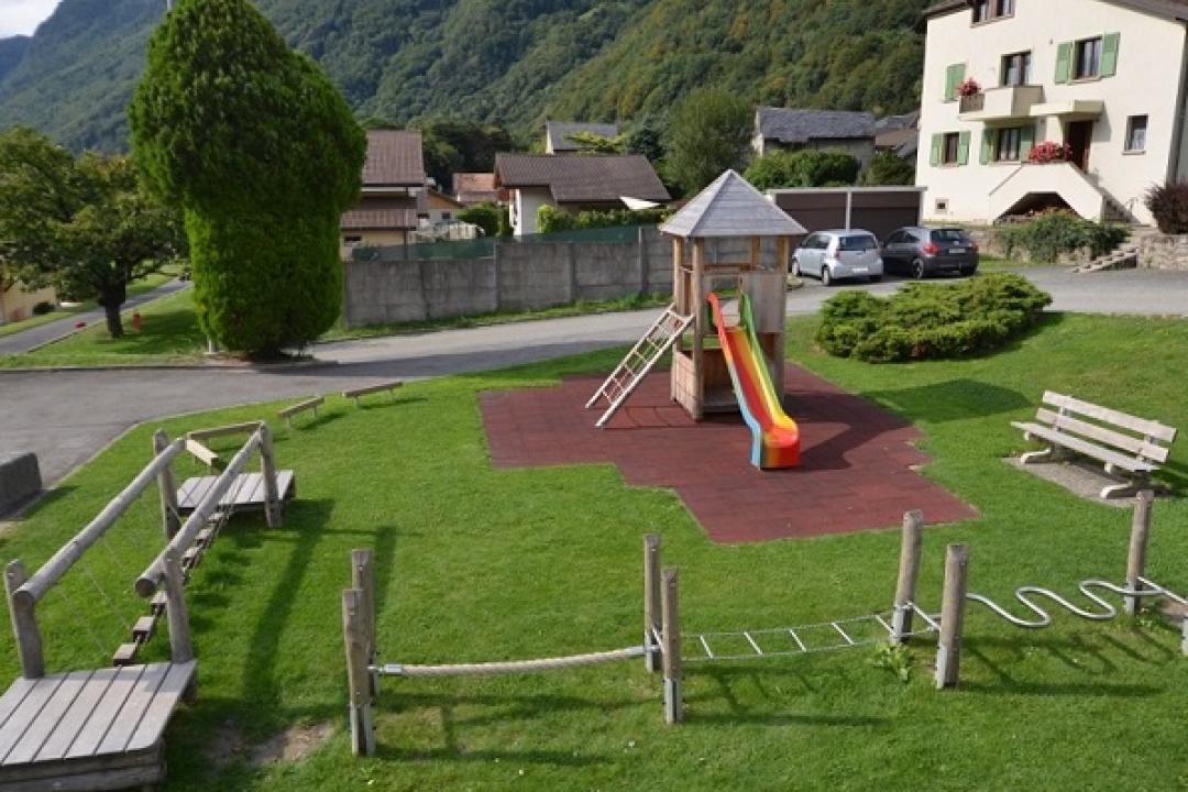 Spielplatz mit Balancierparcours beim Schulhaus in Evionnaz / Aire de jeux avec parcours d’équilibre près de l’école à Evionnaz