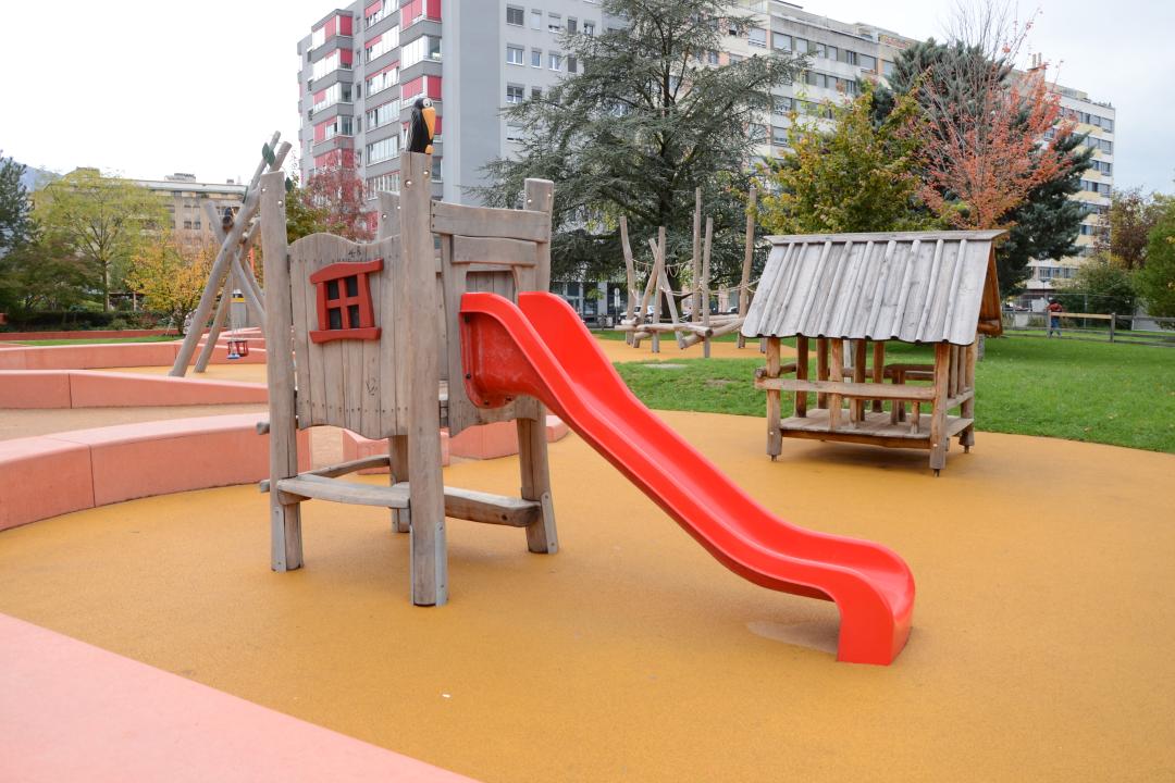 Spielanlage aus Holz im Parc Graveson in Thônex / Installation de jeux en bois au Parc Graveson à Thônex