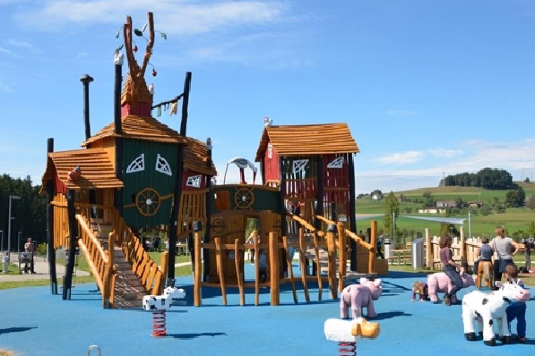 Das Bauernhofabenteuer vom Westside – Naturnahes Spielen im ländlichen Stil / L’aventure à la ferme du Westside – Un jeu proche de la nature au style campagnard