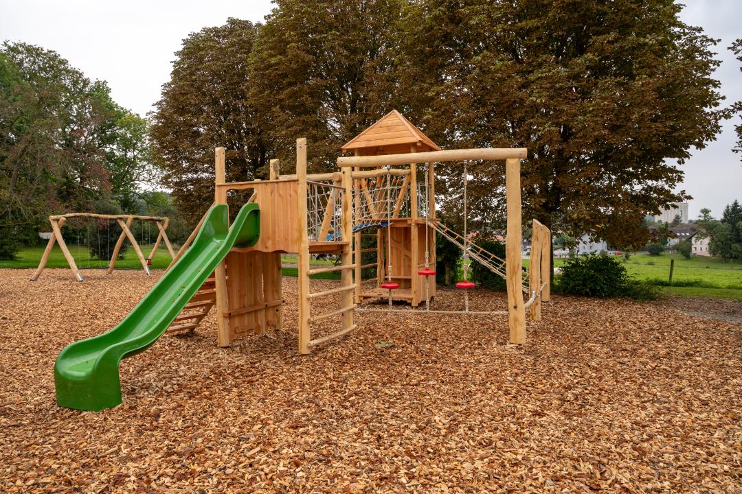 Grosszügiger Spielplatz für die Schule in Grolley / Aire de jeux généreuse pour l’école de Grolley