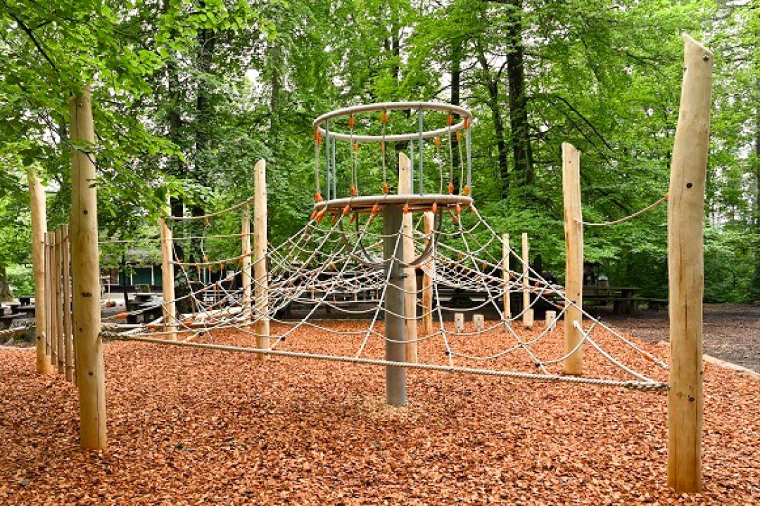 Entdeckerspielplatz im Wald / Aire de jeux d’aventure en forêt