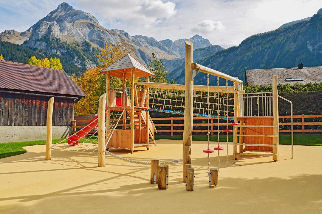 Spielanlage aus Edelkastanie / Installation de jeu en châtaignier