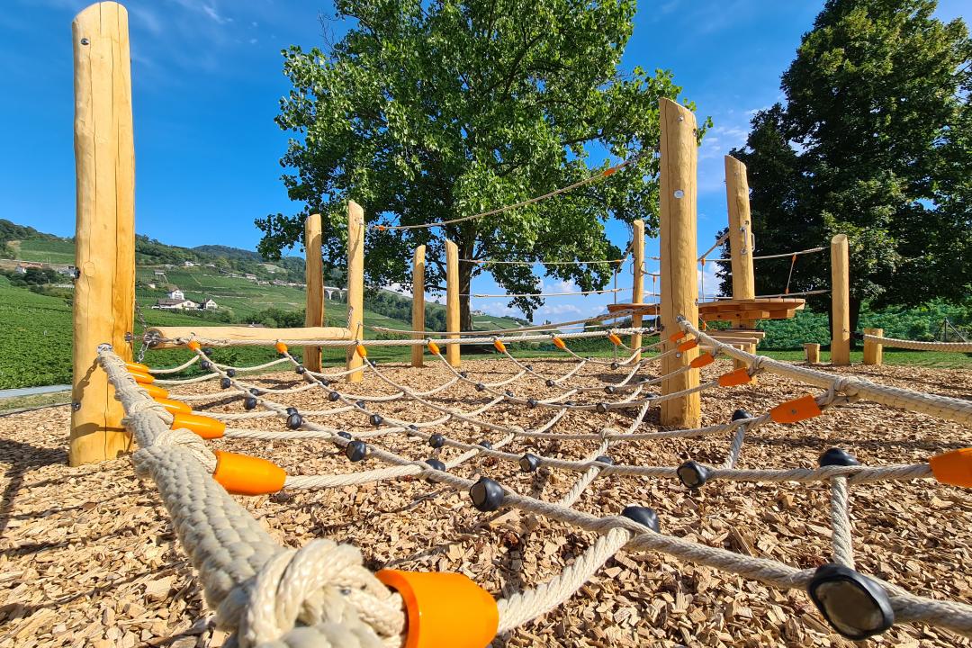 Spielplatz mit Balancieranlage in Lutry / Place de jeux avec parcours d’équilibre à Lutry