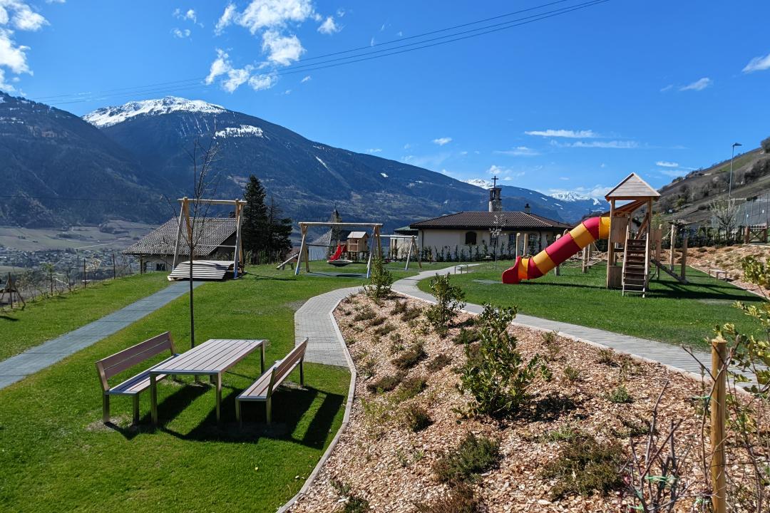 Spielplatz mit Aussicht in Corin / Place de jeux avec vue à Corin