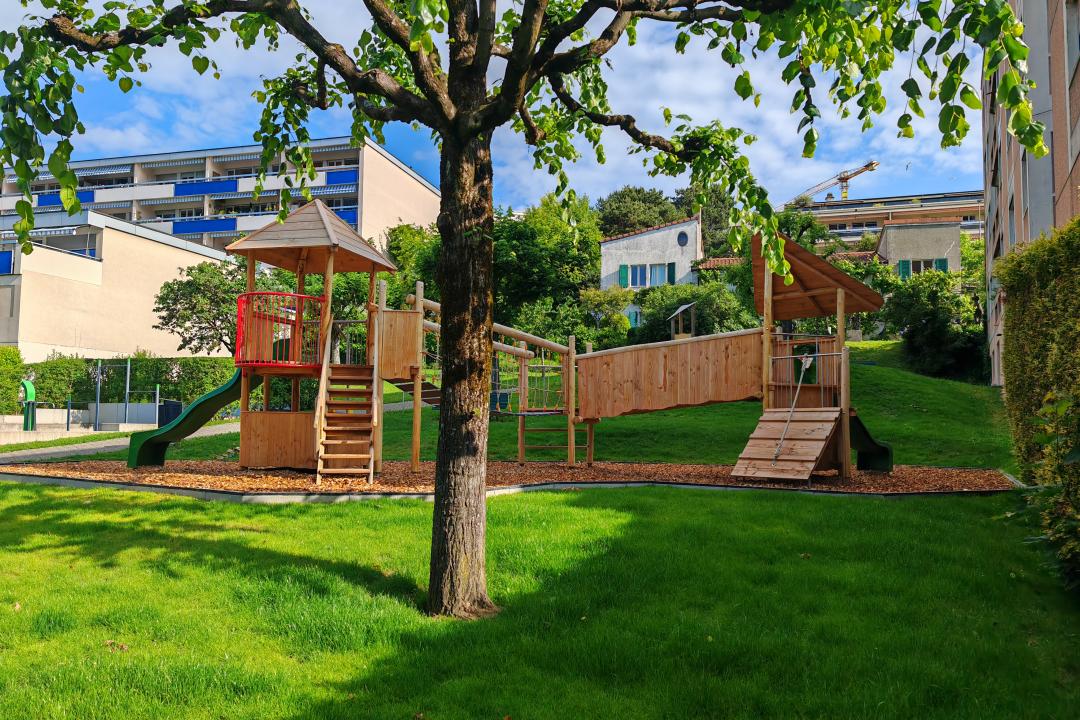 Spielanlage mit Türmen im Parc Casimir Raymond / Installation de jeux avec tours au Parc Casimir Raymond