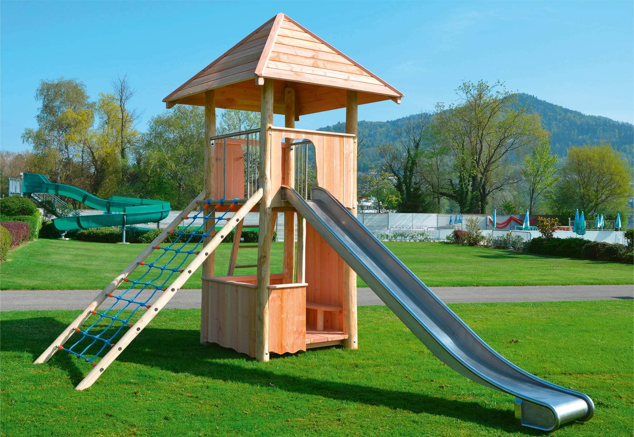 Spielturm aus Edelkastanie