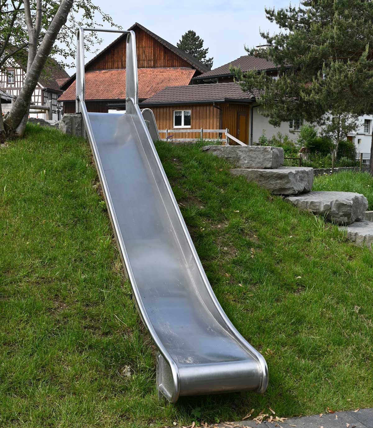 Hang-Metallrutschbahn gerade
